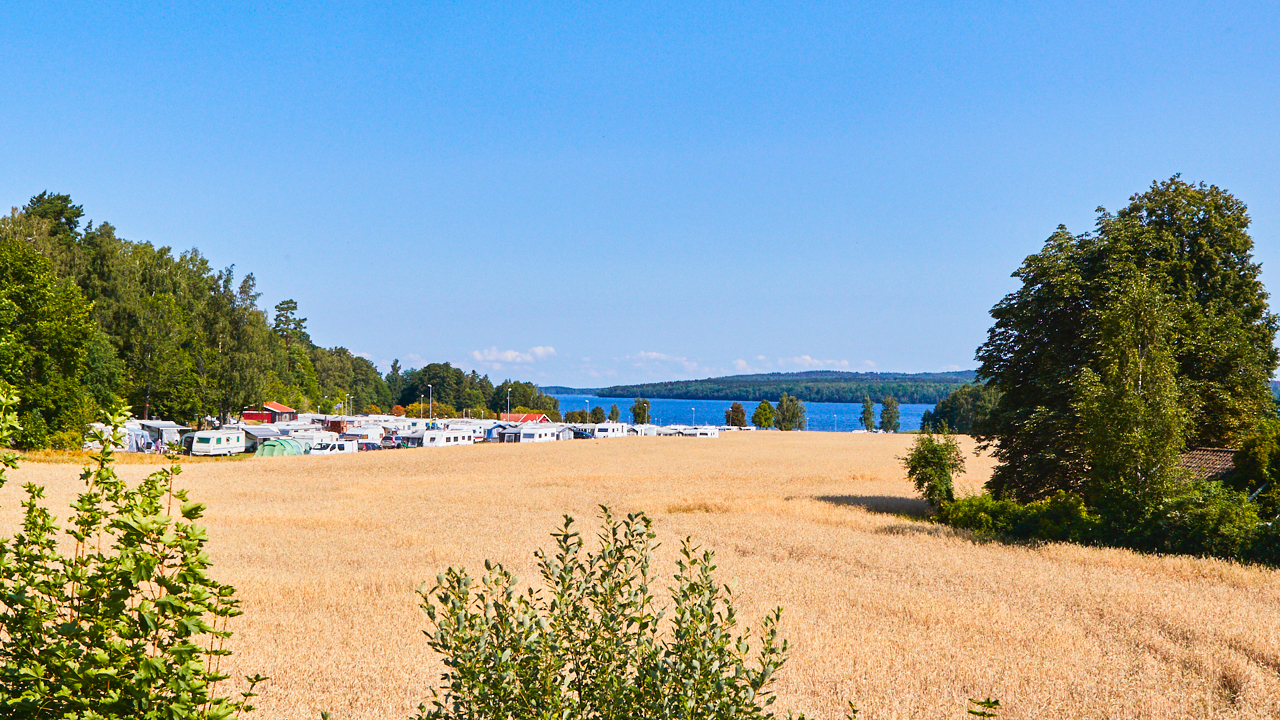 Vid sjön Örlens strand, knappt en mil utanför Tibro, breder sig Caravan Clubs camping Örlenbadet ut sig. En omtyckt anläggning där majoriteten av gäster-na återkommer.