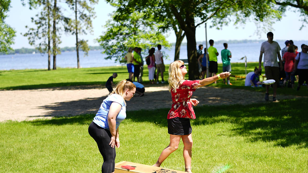 Intresset för cornhole har exploderat i Sverige. Det populära spelet spelas på såväl campingar och parkeringar som i trädgårdar och inomhushallar.