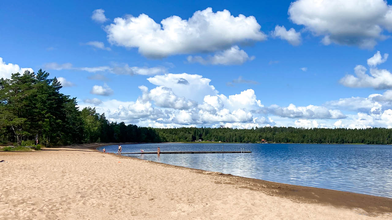 Värmland är tusen sjöars land och det är aldrig långt till närmaste badplats. Vid sjön Mången i Molkom ligger Caravan Clubs enda camping i landskapet. Här njuter gästerna av den långa sandstranden, lugnet och naturen.