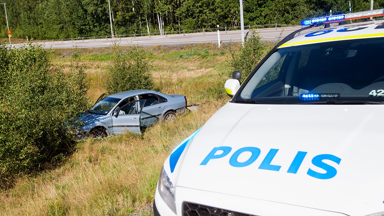 I Sverige inträffar ett stort antal trafikolyckor varje år. Många av dem blir aldrig ett fall för statistiken vilket innebär att det är svårt att få fram en exakt siffra. Oavsett detta innebär dessa olyckor många gånger ett stort personligt lidande och materiella skador. 