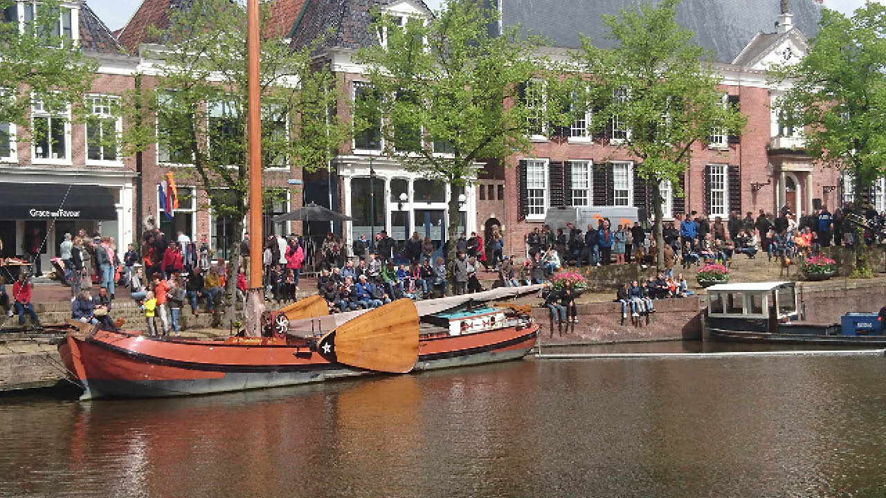 Denna gång hade vi planerat att fira Kungens dag i Dokkum, en liten stad i provinsen Friesland och sedan röra oss runt: I Jsselmeer den stora insjön som skapades när...