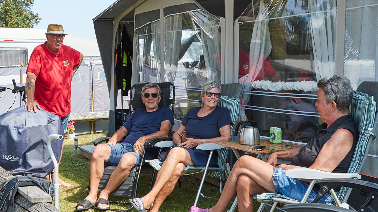 Utanför en av husvagnarna på Örlenbadets camping utanför Tibro sitter Rosemarie Götstav och Laila Israelsson och dricker kaffe. Deras äkta hälfter, Gustav och Peter, även de goda vänner, ansluter sig...