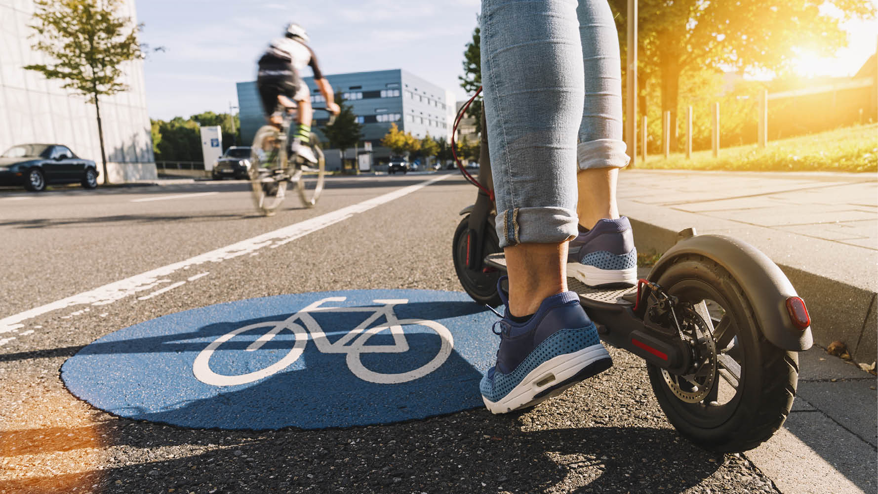 Från och med den 1 september är det inte längre tillåtet att parkera elsparkcykeln på gång- och cykelbanor eller att köra på gångbanor och trottoarer.

– De nya reglerna ska förbättra framkomligheten, trafiksäkerheten och skapa trygghet för alla de som rör sig på våra gångbanor, säger Kristofer Elo, utredare på Transportstyrelsen.