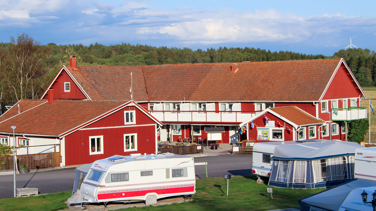 På väg mot Norge stannade vi till på Göteborgssektionens camping i Åsleröd. Den ligger väl till också för den som är på resa. Drygt två mil norr om Uddevalla svängde vi av E6 på avfart 103 och fortsatte väg 163 mot Fjällbacka. Från centrum är det skyltat och efter 1,6 km på en mindre väg...